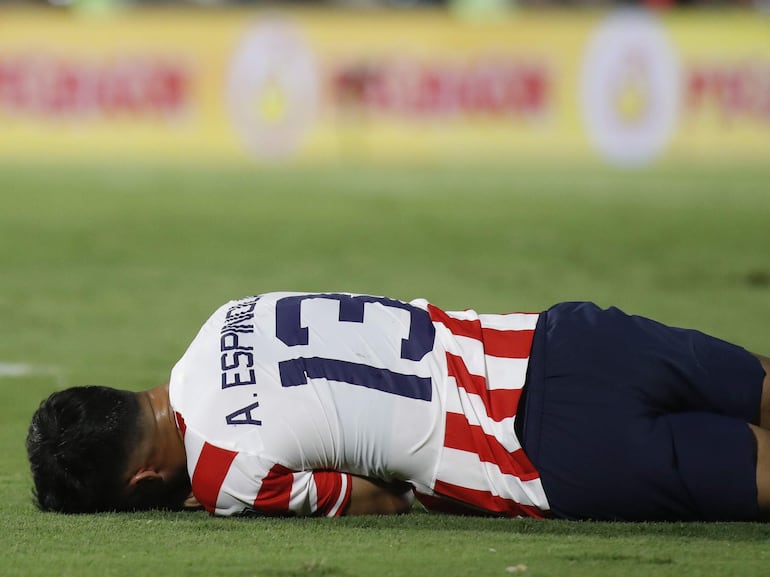 Alberto Espínola, futbolista de la selección paraguaya, lamenta una lesión en un partido de las Eliminatorias Sudamericanas para el Mundial 2026 contra Bolivia en el estadio Defensores del Chaco, en Asunción, Paraguay.