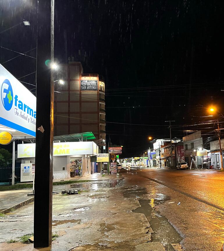 Tras la copiosa lluvia algunos distritos y compañías reportan corte del servicio de energía eléctrica.