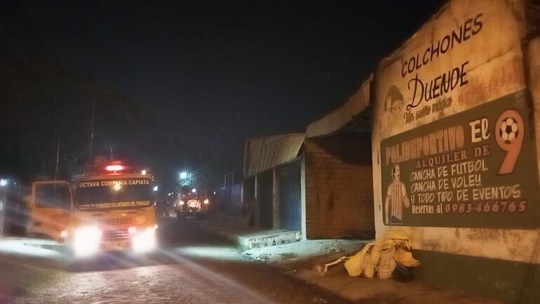 Un incendio se produjo en la colchonería “Colchones Duende” de la ciudad de Capiatá.