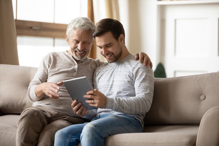 Padre e hijo con una tablet.