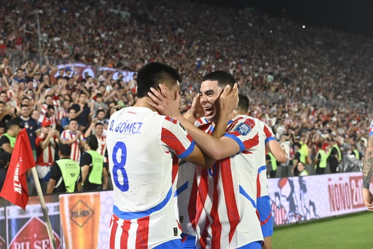 Diego Gómez y Miguel Almirón (d), jugadores de la selección de Paraguay, celebran el gol en el partido frente a Brasil por las Eliminatorias Sudamericanas 2026 en el estadio Defensores del Chaco, en Asunción.