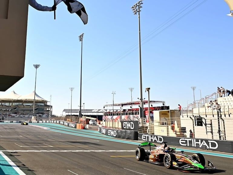 El paraguayo Joshua Duerksen (c), piloto de AIX Racing, cruza la meta y conquista la victoria en la carrera principal de Emiratos Árabes Unidos por la Fórmula 2 de la FIA, en el Circuito de Yas Marina, en Abu Dabi.