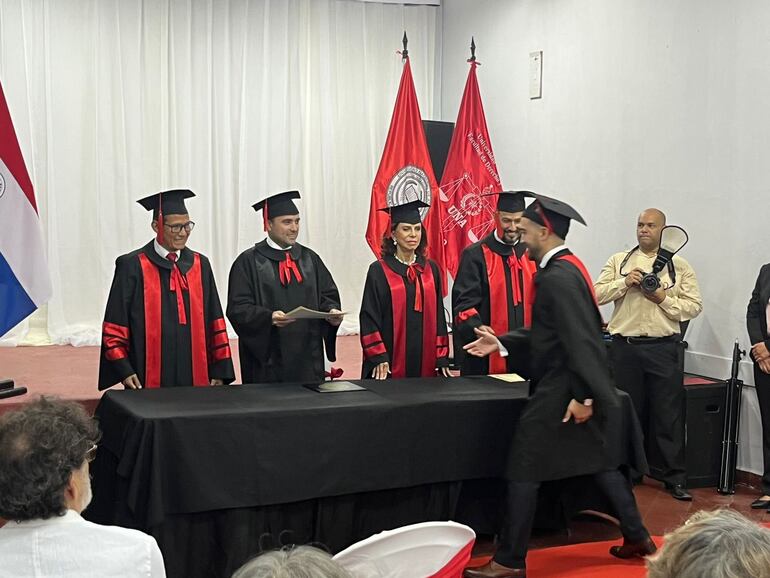 Jorge Bogarín Alfonso (segundo izq.) entregando diplomas como padrino de la promoción de Ciencias Políticas.