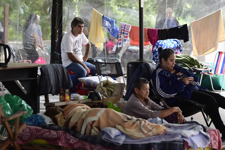 Los familiares de la señora Elba Rotela, están albergamos en el tinglado del Hospital Central desde el 1 de enero, por lo que afirman tener muchos gastos diarios. 