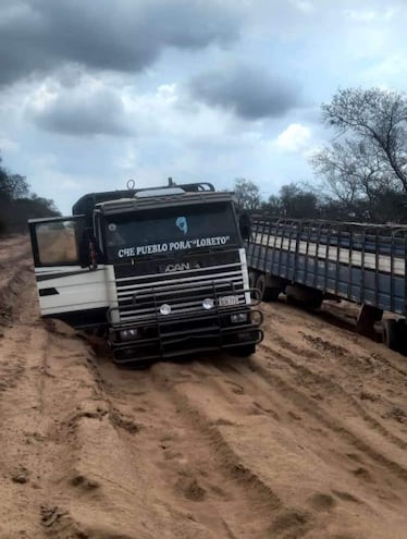 Los caminos de gran parte del Chaco, en el departamento de Boquerón necesitan una urgente intervención. En la imagen un transando trancado en la zona del Pilcomayo.