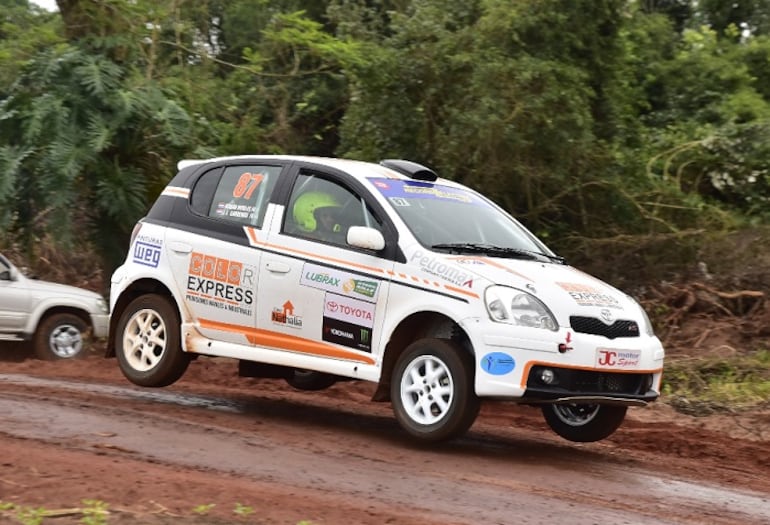 Hernán Mereles y Jorge Cárdenas van con el Toyota Vitz en la Clase RC4C.