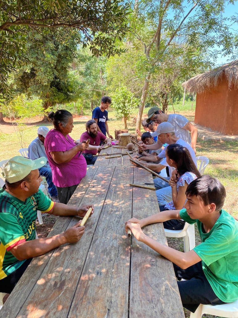 Del taller para la elaboración de instrumentos musicales participan varias personas de la comunidad de Guayaiby.