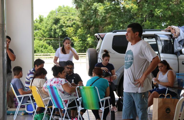 Familiares de los heridos producto de la explosión de un tanque de amoníaco esperan en la entrada del Hospital Ingavi del Instituto de Previsión Social (IPS), ubicado en Fernando de la Mora.