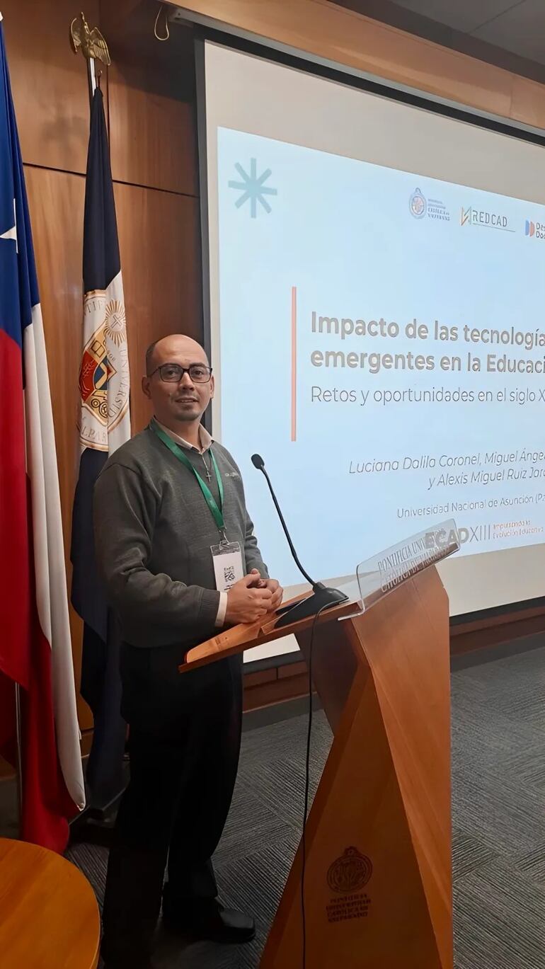 El licenciado Miguel Téllez, presentando el trabajo en la Universidad Católica de Chile.