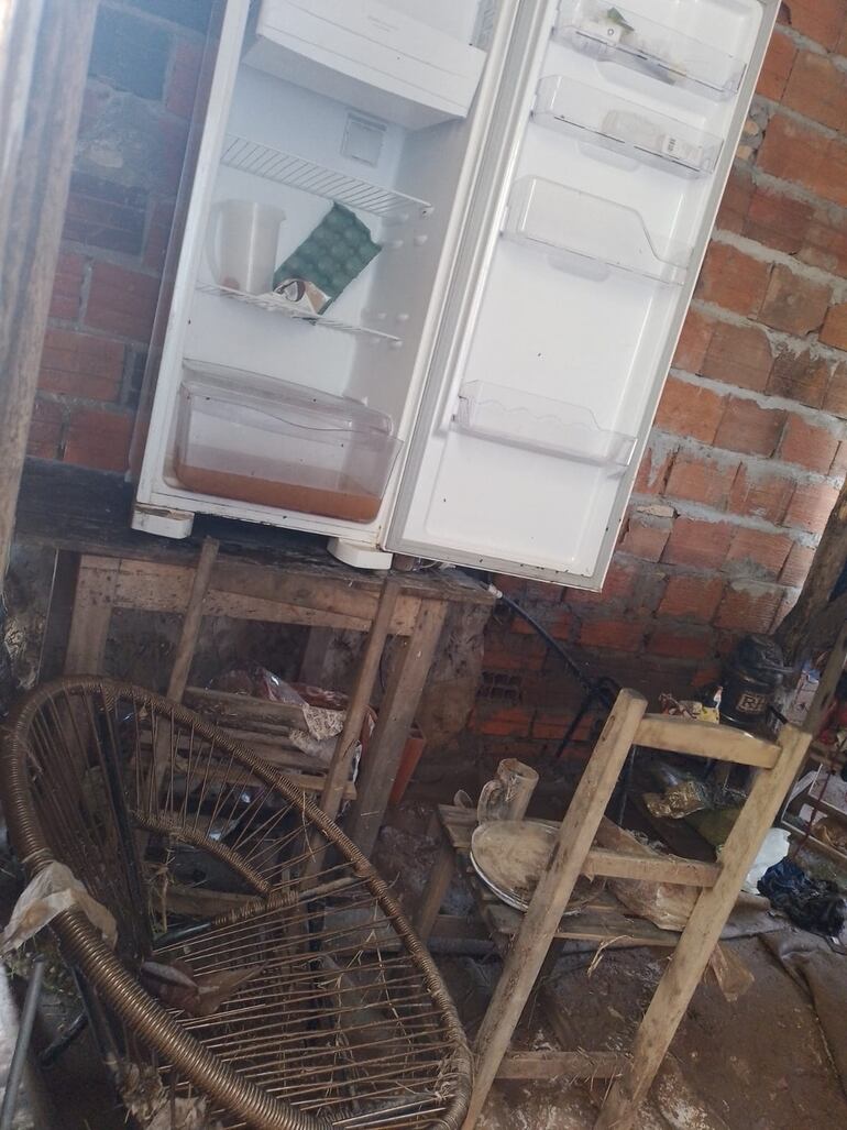 Así quedaron los electrodomésticos y muebles de una de las familias que fue afectada por el temporal.