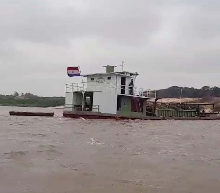 Barcaza desviada por el cierre del río Paraguay.