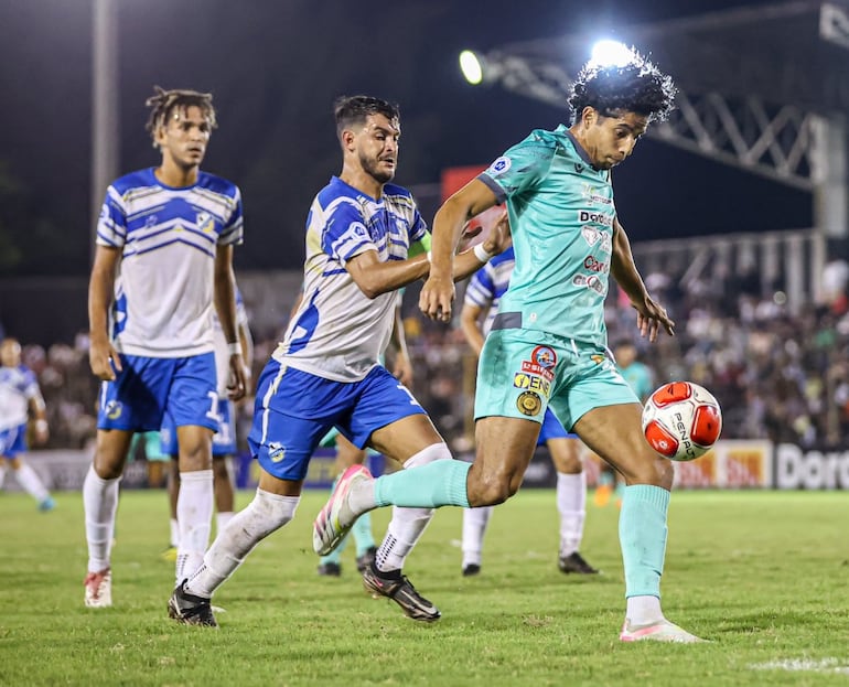 Renzo Carballo en acción con el balón durante el último partido del Diriangén.