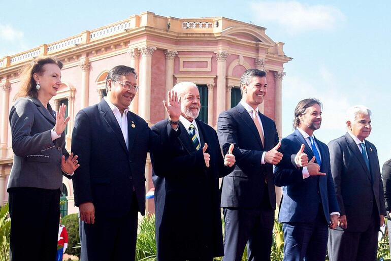 De izquierda a derecha, la ministra de Relaciones Exteriores de Argentina, Diana Mondino; el presidente de Bolivia, Luis Arce; el presidente de Brasil, Luiz Inácio Lula da Silva; el presidente de Paraguay, Santiago Peña; el presidente de Uruguay, Luis Lacalle Pou; y el presidente de Panamá, José Raúl Mulino, posan para la foto en el Palacio de López. durante la cumbre del Mercosur.