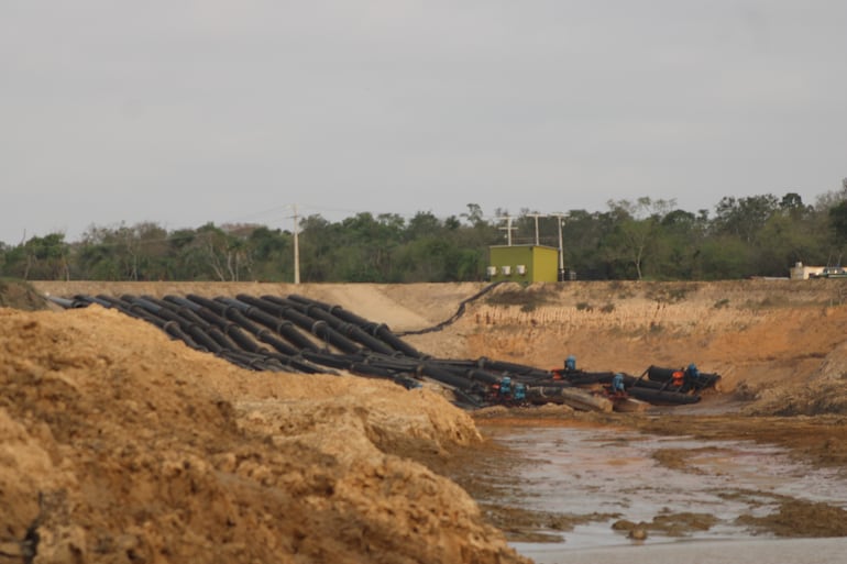 Potentes motobombas de agua fueron colocadas para la extracción del agua del río Paraguay y posterior regadío de los cultivos de arroz en la zona de Zanjita.