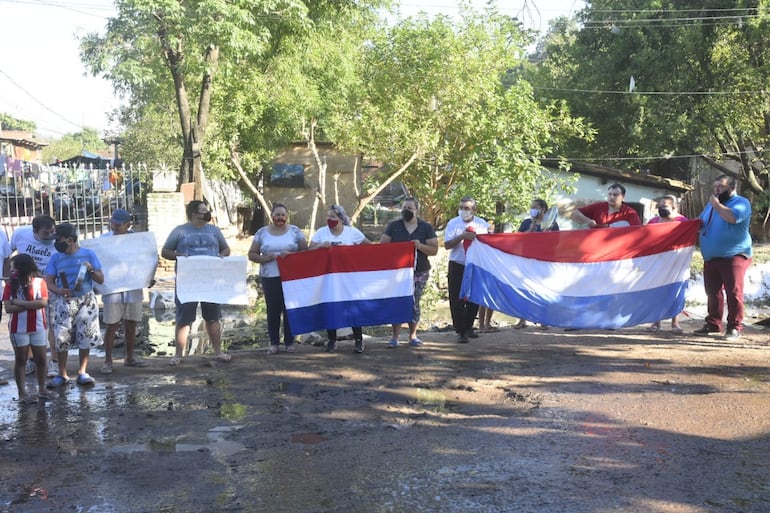 Vecinos se manifestarion exigiendo una solución