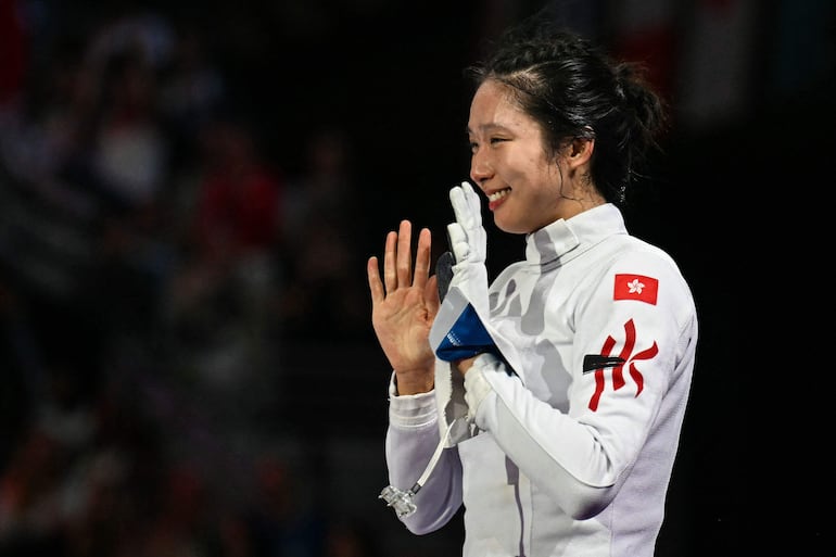 La hongkonesa Man Wai Vivian ganó una medalla de oro en esgrima, en París 2024.