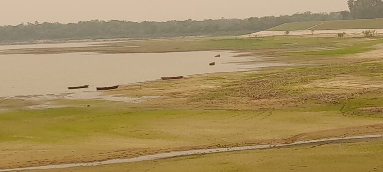 Un panorama triste y desolador se observa a orillas del río Paraguay en la ciudad de Pilar. Las canoas amarradas y sin que un pescador suba  en ella en busca de alguna especie íctica.