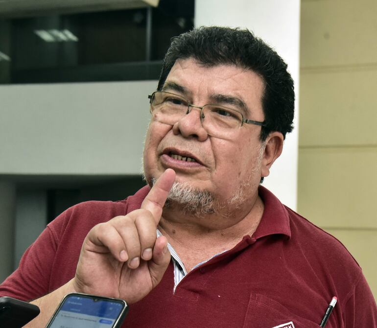 Gabriel Espínola conversando tras salir de la reunión del MEC.