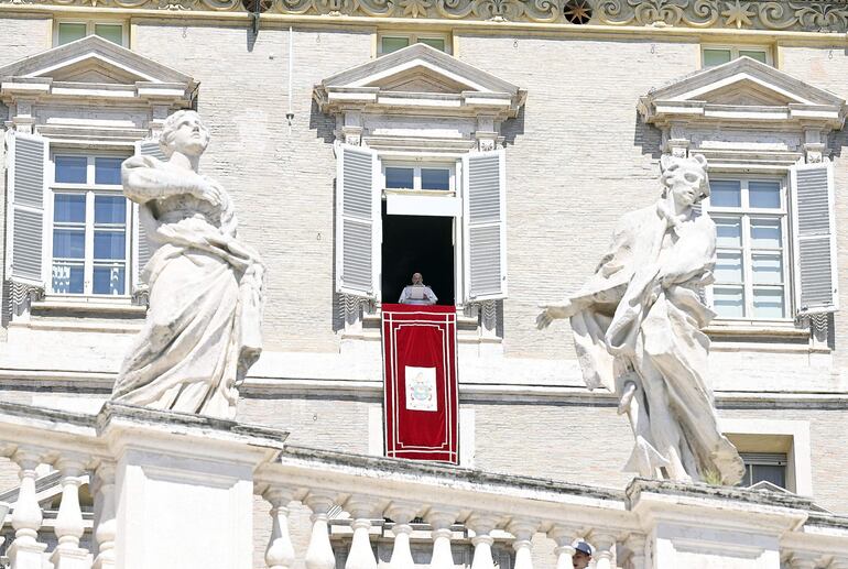 El Papa Francisco dirige la oración Regina Coeli desde la ventana de su oficina en la Plaza de San Pedro en el Vaticano.