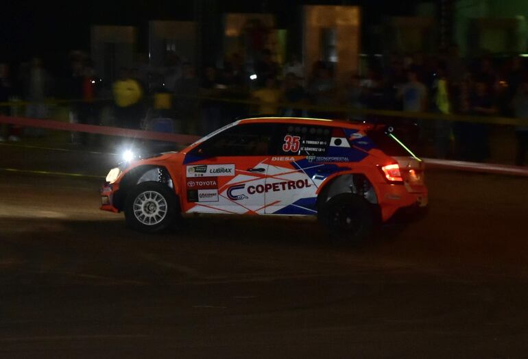 Gran destaque del piloto Nicolás Tómboly junto a Juan José Sánchez (Skoda Fabia R5) en el inicio del rally. Toda una fiesta anoche el superespecial