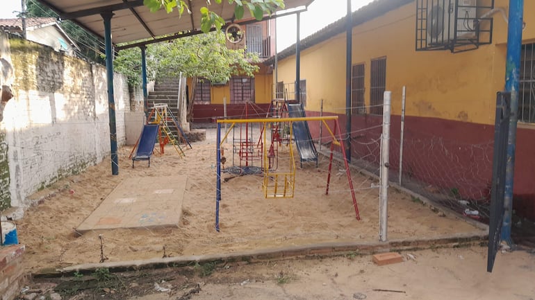 El pequeño parque de los alumnos del preescolar de la escuela Acosta Ñu de San Antonio precisa de cercado más seguro, solo cuenta con un precario tejido.