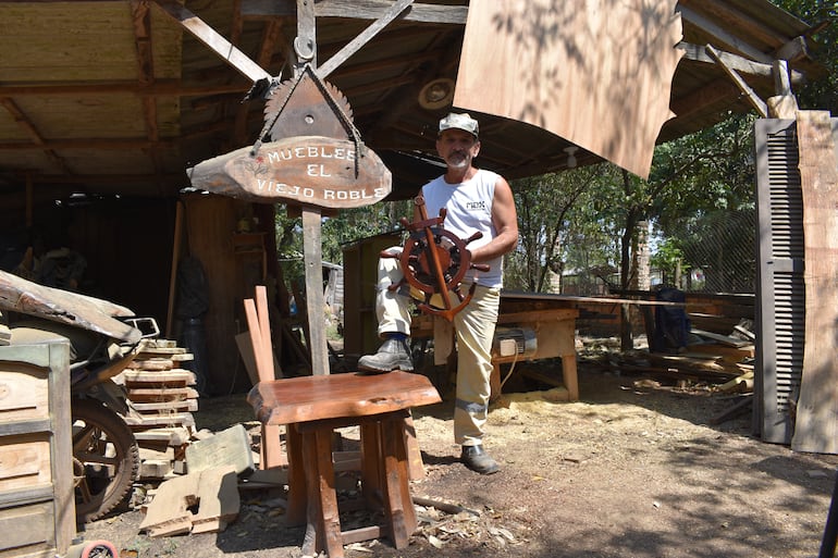 En humilde carpintería "el viejo roble", trabaja Tomás Jara en artesanía de madera