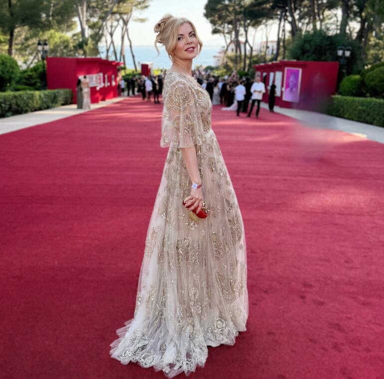 ¡Bellísima! Verónica Chaves en la alfombra roja de la Gala de Amfar en Cannes.