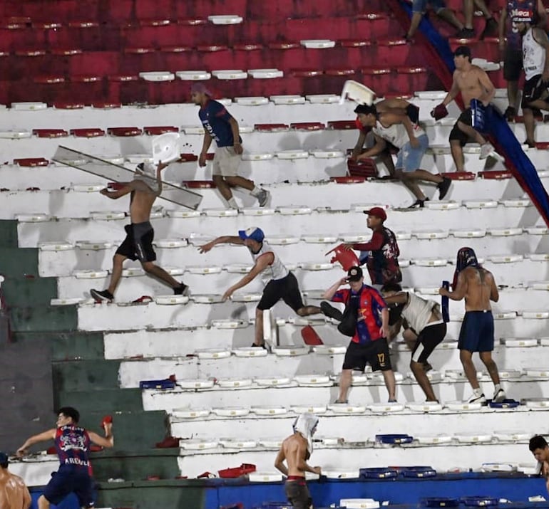 Los criminales del fútbol empañaron anoche una vez más el espectáculo.