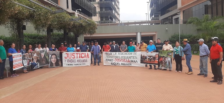 Familiares y otros allegados de la paciente Raquel Miranda se manifestaron este martes frente a la sede penal del Poder Judicial de Ciudad del Este.