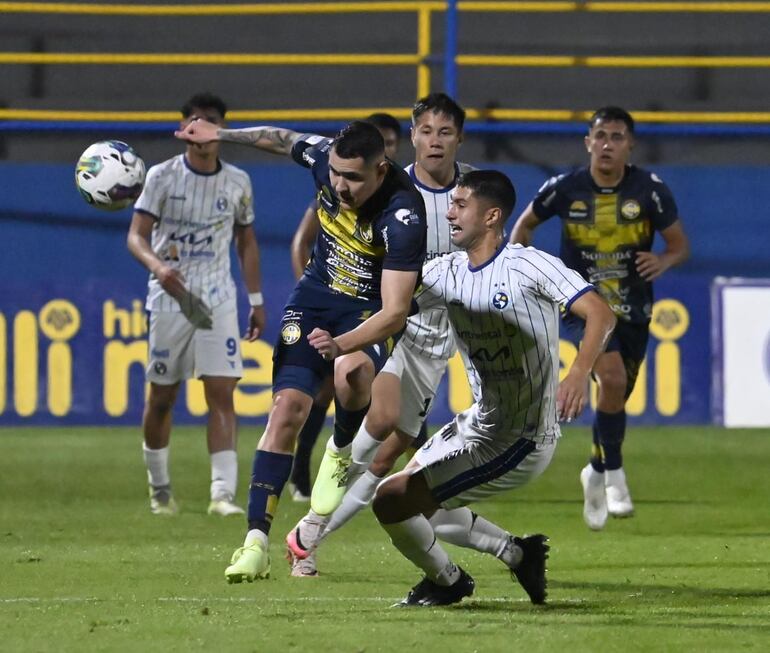 Diego Torres (i), jugador del Sportivo Trinidense, pelea por el balón en el partido frente a Sol de América por la novena fecha del torneo Clausura 2024 del fútbol paraguayo en el estadio Martín Torres, en Asunción.