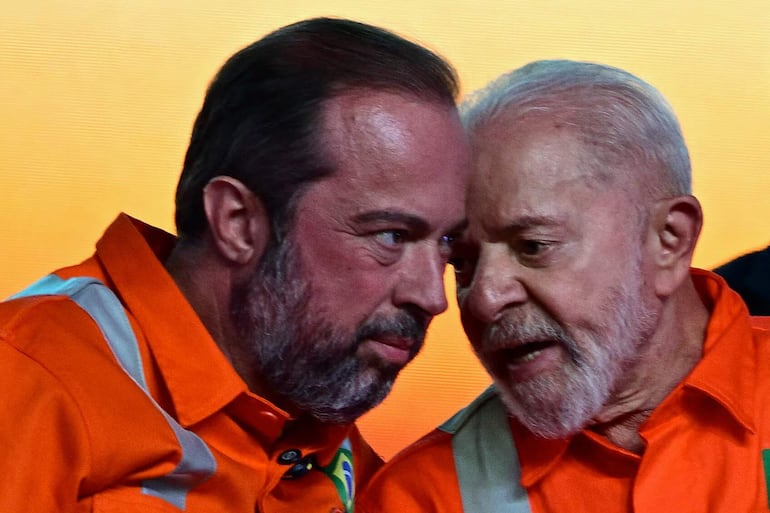 Brazils President Luiz Ignacio Lula da Silva (R) talks to Mines and Energy Minister Alexandre Silveira during the inauguration ceremony of the Bonaventura Energy Complex in Itaboraí, Rio de Janeiro State, Brazil, on September 13, 2024. (Photo by Pablo PORCIUNCULA / AFP)