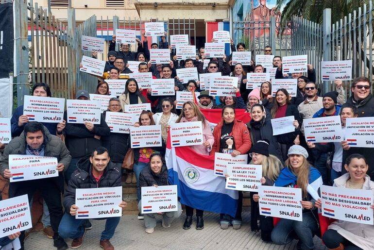 Además de las protestas frente a Salud Pública, los médicos se están manifestando en todo el país. 