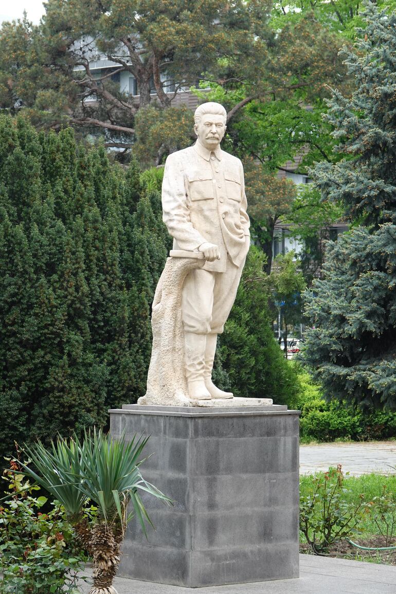 Los visitantes encontrarán esta figura de Stalin en el extenso predio del museo de Gori.