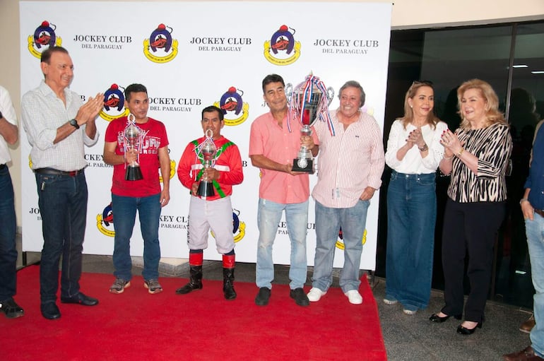 La gente del stud Don Braulio y las hijas del Gral. Rodríguez entregando copas.