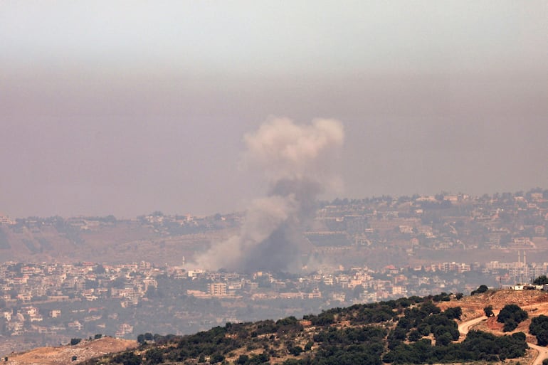 El humo se eleva como resultado de un ataque aéreo israelí en la ciudad de Khiam, en el sur del Líbano.