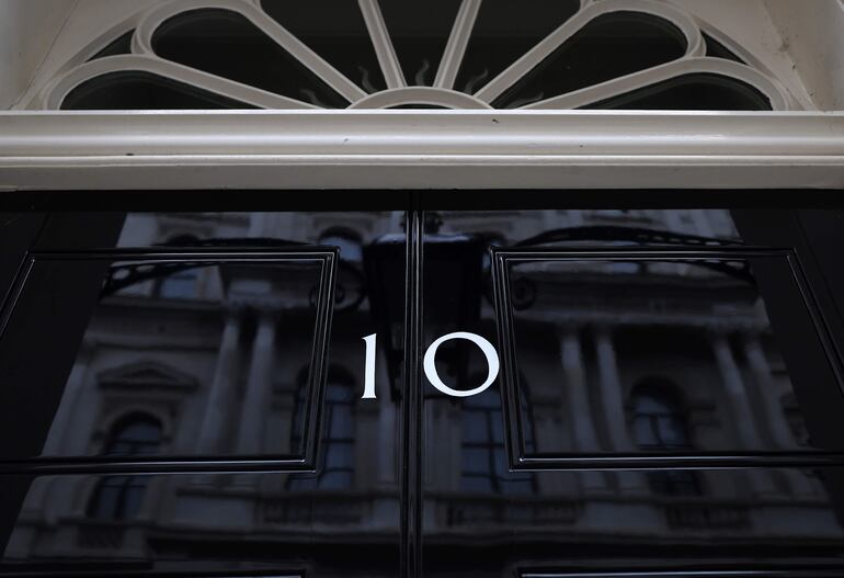 La famosa puerta del edificio gubernativo en el de 10 Downing Street, en Londres.