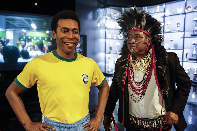 Un líder indígena posa junto a una imagen del astro brasileño 'Pelé' en el Museo del Fútbol después del sorteo de la primera Copa de Fútbol de los Pueblos Indígenas, conocida en portugués como Taca dos Povos Indigenas, este jueves, en la sede de la Confederación Brasileña de Fútbol (CBF) en Río de Janeiro (Brasil).