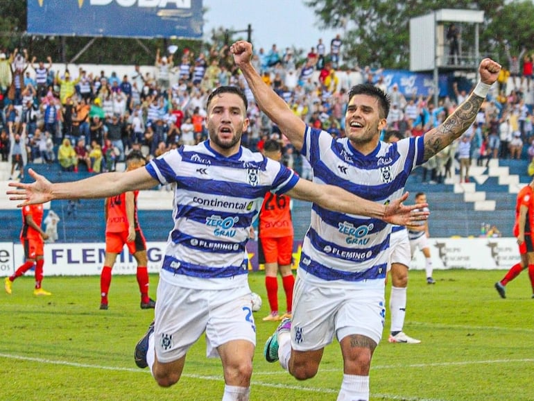 Félix Llano (i) y Brahian Ayala, jugadores del 2 de Mayo, celebran un gol en el partido frente a Nacional por el torneo Apertura 2024 del fútbol paraguayo en el estadio Río Parapití, en Pedro Juan Caballero.