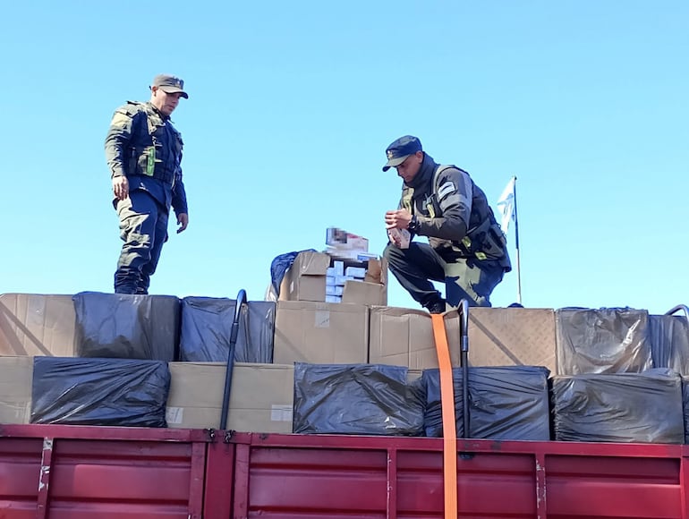 Gendarmes argentinos incautan cargamento de cigarrillos de contrabando.