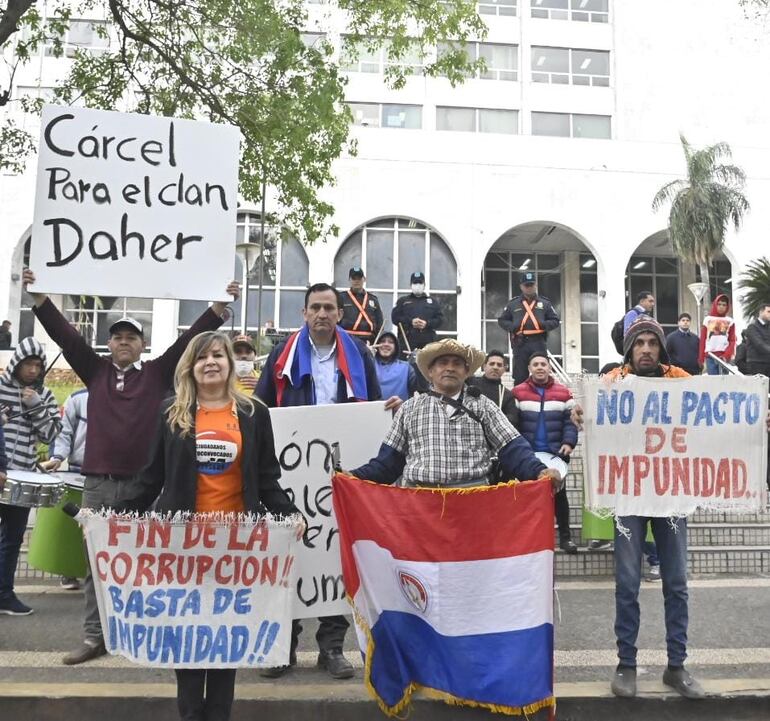 Protesta de ciudadanos que exigen que Ramón González Daher y su hijo vayan a la cárcel.