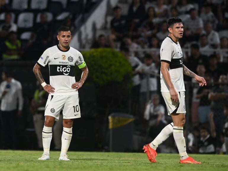 Derlis González (i), delantero de Olimpia, durante el partido contra Guaireña en el Manuel Ferreira de la ciudad de Asunción por la quinta fecha del torneo Apertura 2023 del fútbol paraguayo.