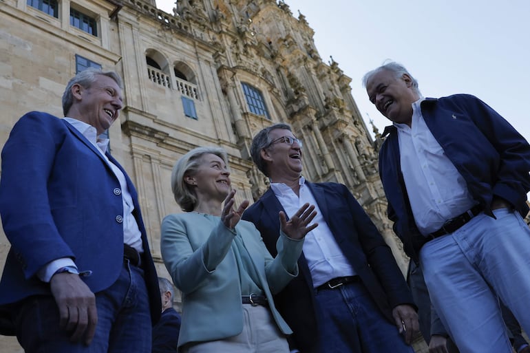 La presidenta de la Comisión Europea, Ursula von der Leyen se reúne con el presidente del Partido Popular Alberto Núñez-Feijóo (2 a la derecha), el presidente de la Xunta Alfonso Rueda (izquierda), y el diputado del PP Esteban González Pons (derecha), en Santiago de Compostela. Von der Leyen visita Santiago con motivo de la campaña del Partido Popular a las elecciones europeas.