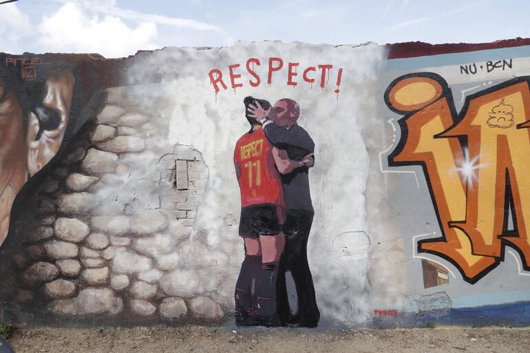 Mural del artista urbano TVBoy relativo a la polémica del beso del presidente de la Federación Española de Fútbol, Luis Rubiales, a la jugadora de la selección española, Jennifer Hermoso en el que el artista ha inmortalizado el beso con un dibujo en un parque de Barcelona en que se ve a los dos protagonistas y la palabra Respect en la camiseta de la jugadora.EFE/Quique García