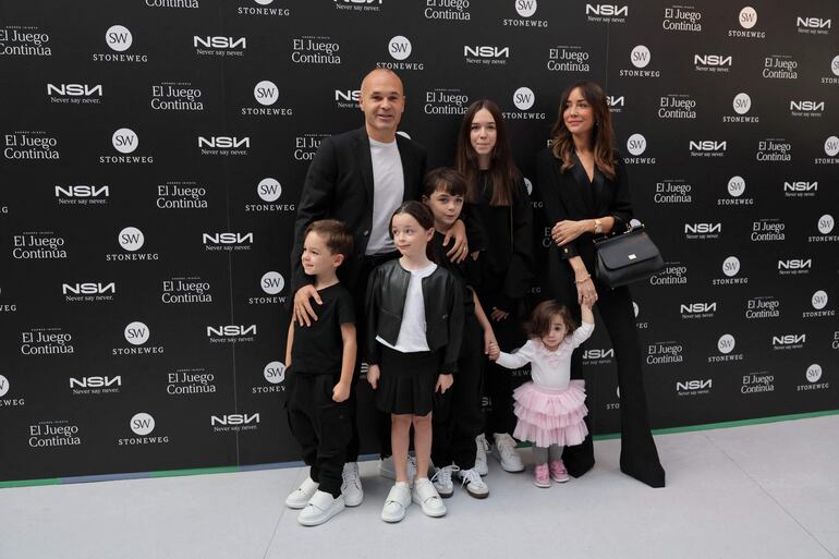 El español Andrés Iniesta, su esposa Anna Ortiz y sus cinco hijos en la sede de la America's Cup Experience en Barcelona.