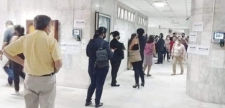 Largas filas ya son una constante en la Oficina de Registros Públicos en el Palacio de Justicia.