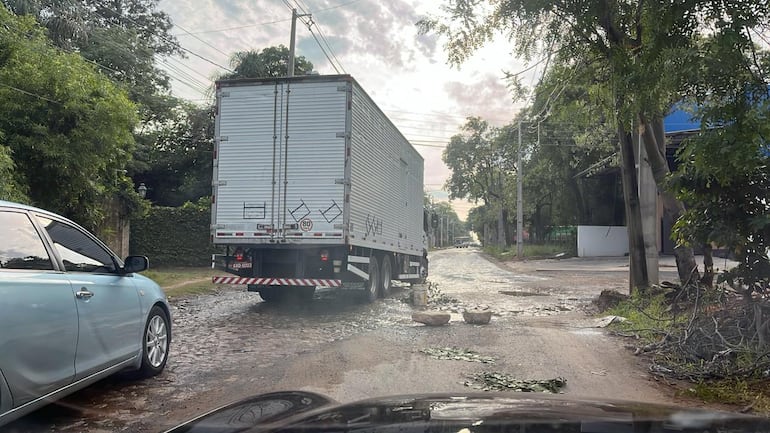 Varios camiones transitan por la zona.