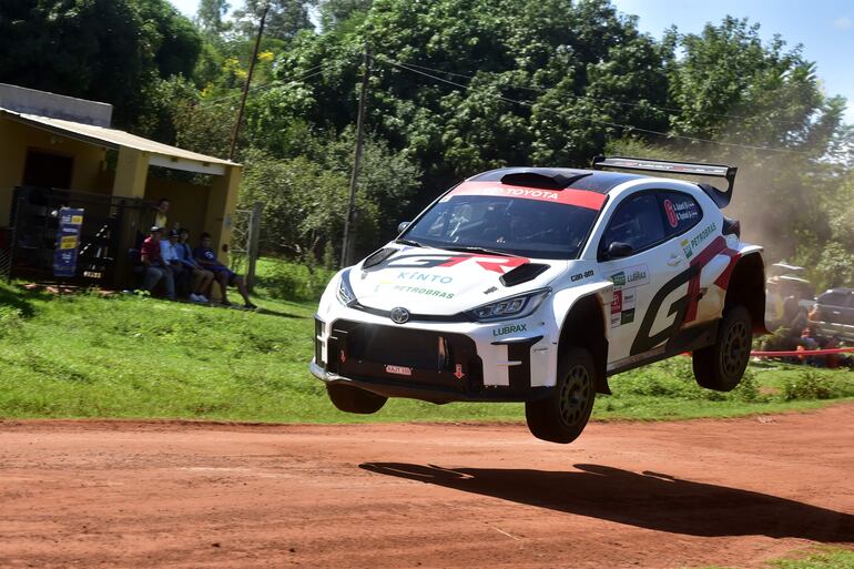 El Toyota Yaris GR llegó al país apenas el jueves, debutó en San Pedro con Ale Galanti, terminando en el segundo escalón del podio.