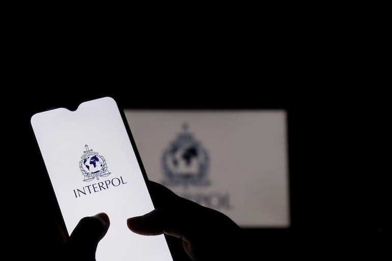 Logo de la Interpol en un teléfono celular.