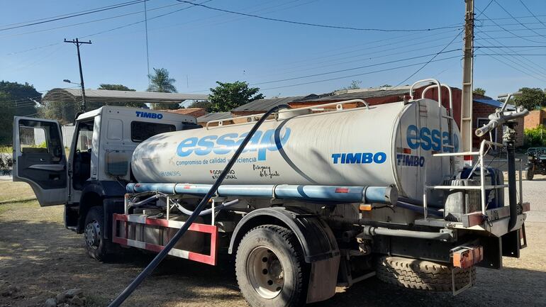 Camion cisterna de la Essap, cargando agua de la Junta de Saneamiento en Fuerte Olimpo, para luego distribuir en poblaciones afectadas por la sequìa.