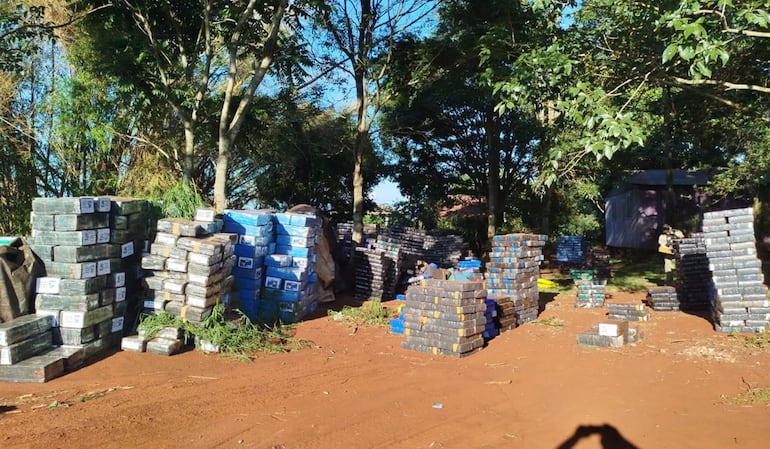 La impresionante cantidad de marihuana prensada incautada en la operación Marangatu, en Nueva Esperanza, Canindeyú.